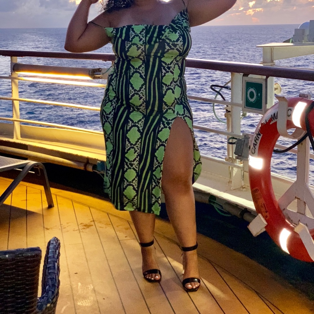 Pretty little thing Dress US14 green